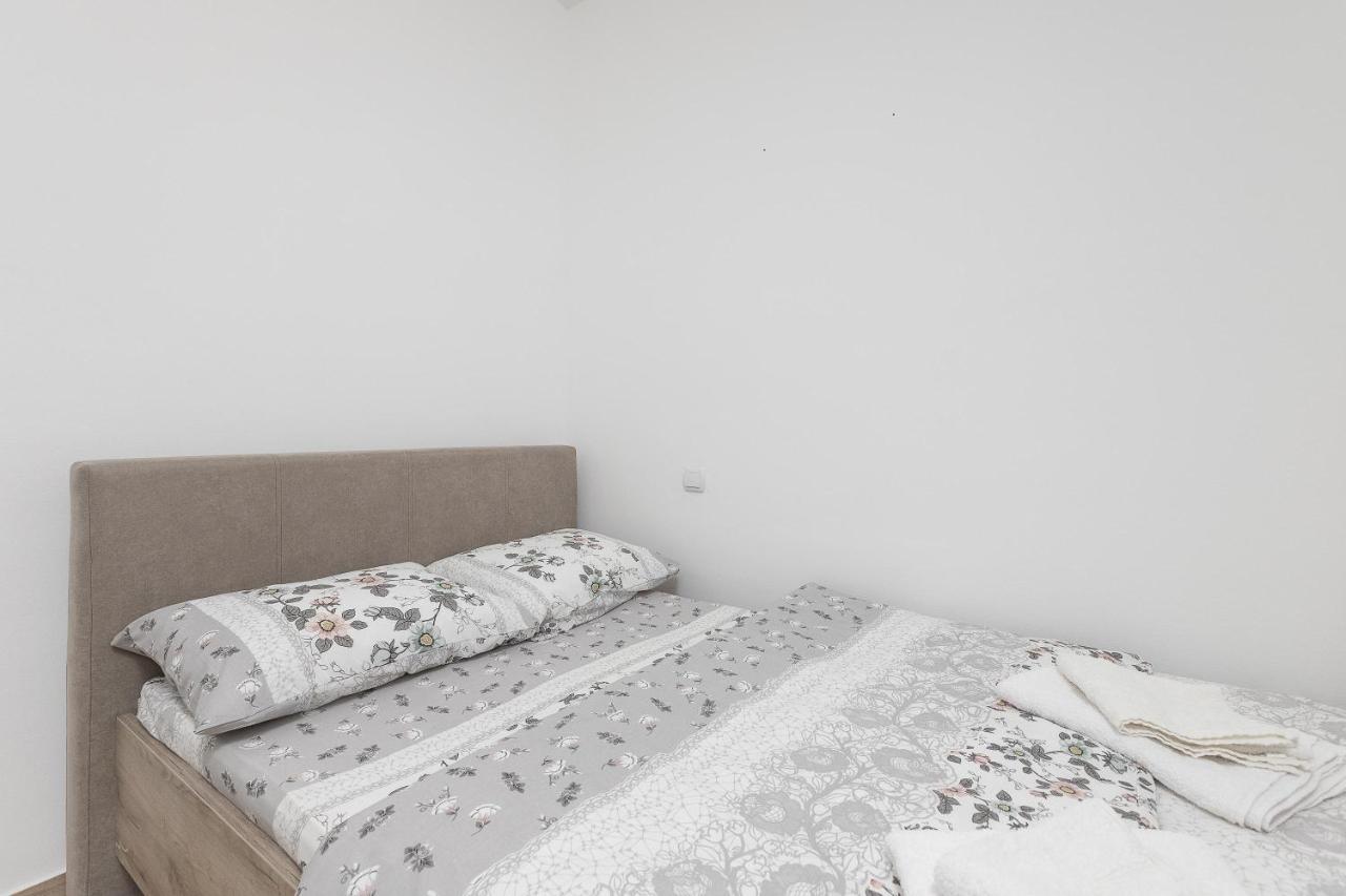 Apartment Muo Sea Front *