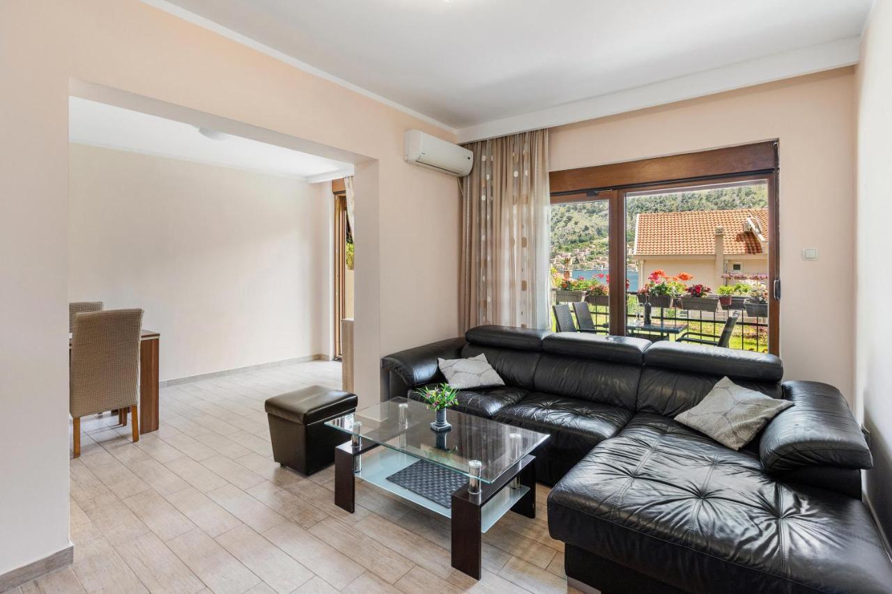 Muo Sea Front Apartment Kotor
